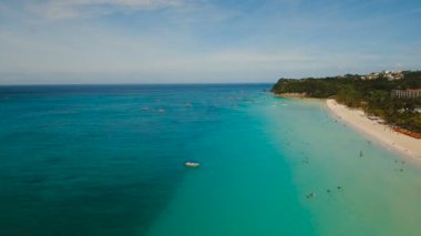 Tropikal adada hava manzaralı güzel bir plaj. Filipinler Boracay Adası.