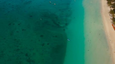 Tropikal adada hava manzaralı güzel bir plaj. Filipinler Boracay Adası.