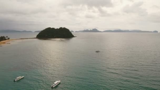 La hermosa bahía con montañas rocas vista aérea. Islas tropicales . — Vídeo de stock