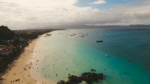 Uitzicht vanuit de lucht prachtig strand op tropisch eiland. Boracay eiland Filippijnen. — Stockvideo