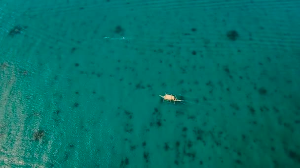 Barca a motore sul mare, vista aerea. Isola di Boracay Filippine . — Video Stock