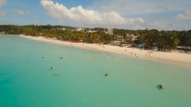 Tropikal adada hava manzaralı güzel bir plaj. Filipinler Boracay Adası.