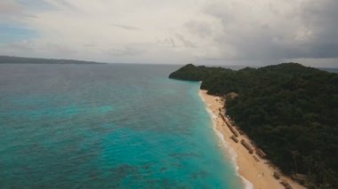 Tropikal adada hava manzaralı güzel bir plaj. Filipinler Boracay Adası.