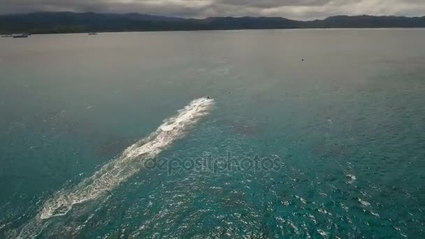 Cavaliere con moto d'acqua. Isola di Boracay Filippine . — Video Stock