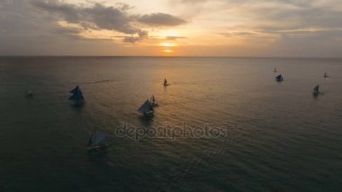 Deniz, hava görünümünü üzerinde güzel gün batımı. Boracay Adası Filipinler.