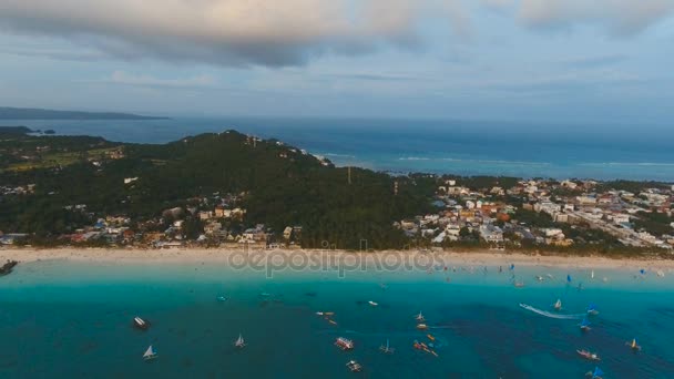 Belo pôr-do-sol sobre o mar, vista aérea. Ilha de Boracay Filipinas . — Vídeo de Stock