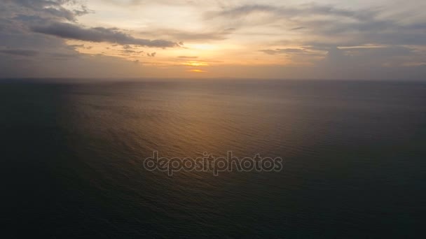 Гарний захід сонця над морем, пташиного польоту. Острів Боракай Філіппіни. — стокове відео