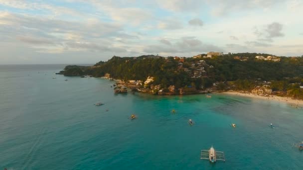 Hermosa puesta de sol sobre el mar, vista aérea. Isla de Boracay Filipinas . — Vídeos de Stock