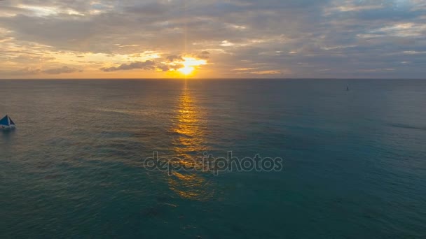 Vacker solnedgång över havet, Flygfoto. Boracay island Filippinerna. — Stockvideo