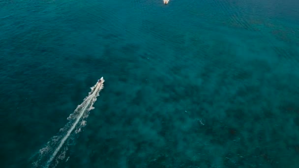 Speedboot op de zee, luchtfoto. Boracay island, Filippijnen. — Stockvideo