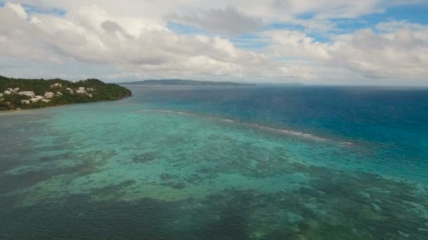 Повітряний вид на прекрасний пляж на тропічному острові. Острів Боракай Філіппіни. — стокове відео