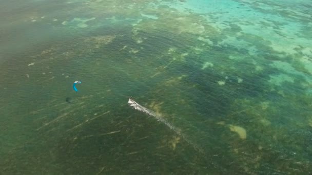 Kitesurfen op eiland Boracay en Bulabog Boracay island Filippijnen. — Stockvideo