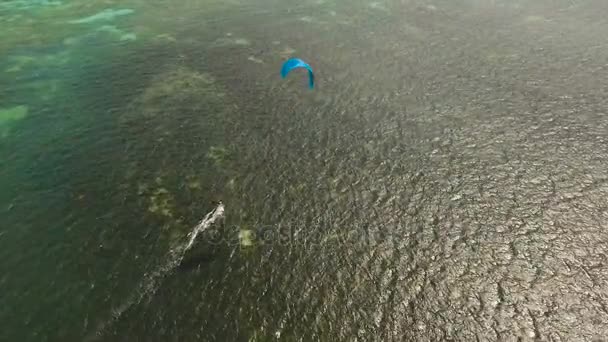 Kitesurfen op eiland Boracay en Bulabog Boracay island Filippijnen. — Stockvideo