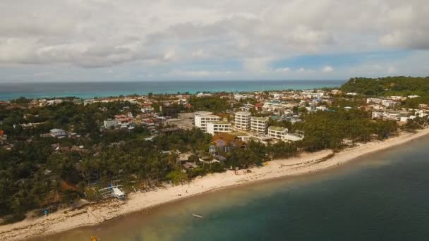 Letecký pohled krásná pláž na tropickém ostrově. Boracayský ostrov Filipíny. — Stock video