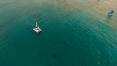 Deniz, hava görünümünü üzerinde güzel gün batımı. Boracay Adası Filipinler.