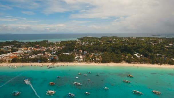 공중에서 열대 섬의 아름다운 해변을 볼 수있다. 보르 카이 섬 필리핀. — 비디오