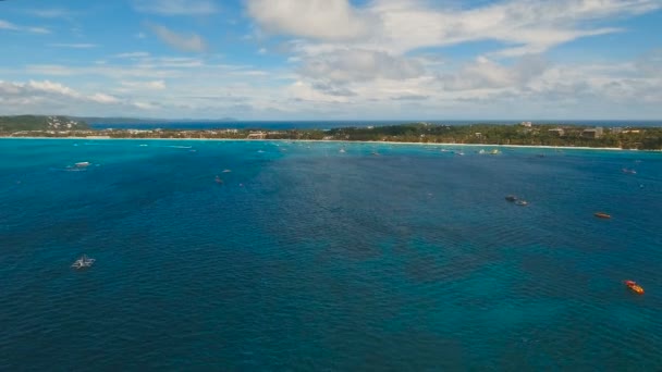Повітряний вид на прекрасний пляж на тропічному острові. Острів Боракай Філіппіни. — стокове відео