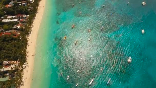 Luftaufnahme schöner Strand auf tropischer Insel. Philippinen Boracay. — Stockvideo