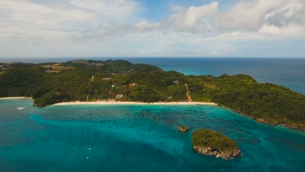 Letecký pohled krásná pláž na tropickém ostrově. Boracayský ostrov Filipíny. — Stock video