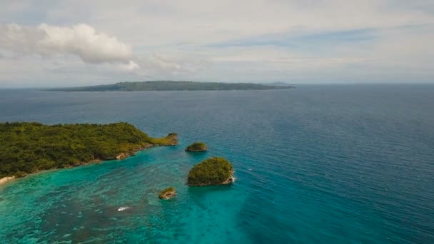 Uitzicht vanuit de lucht prachtig strand op tropisch eiland. Boracay eiland Filippijnen. — Stockvideo