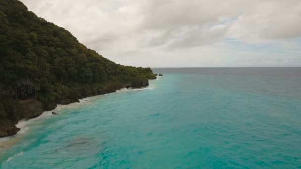 Tengerpart-tenger viharos időjárás. Légi megtekintése: Boracay island, Fülöp-szigetek. — Stock videók