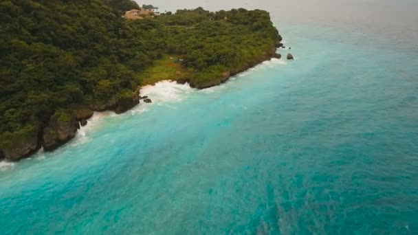 Θάλασσα ακτή σε θυελλώδεις καιρικές συνθήκες. Εναέρια άποψη: Boracay νησί Φιλιππίνες. — Αρχείο Βίντεο