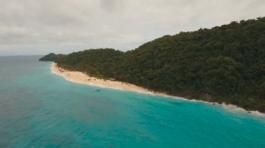 Tropikal adada hava manzaralı güzel bir plaj. Filipinler Boracay Adası.