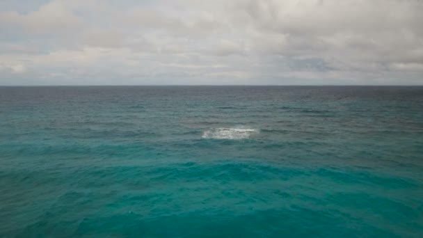Luftaufnahme der Wasseroberfläche bei stürmischem Wetter. Boracay-Inselphilippinen. — Stockvideo