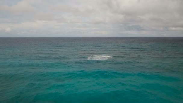 Vista aérea da superfície da água em tempo tempestuoso. Ilha de Boracay Filipinas . — Vídeo de Stock