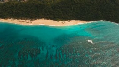 Tropikal adada hava manzaralı güzel bir plaj. Filipinler Boracay Adası.