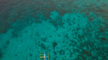 Mavi denizde yelkenli. Filipinler Boracay Adası.