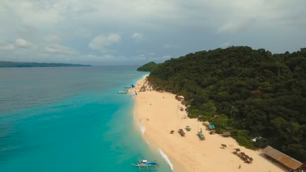 Вид с воздуха красивый пляж на тропическом острове. Остров Боракай. — стоковое видео