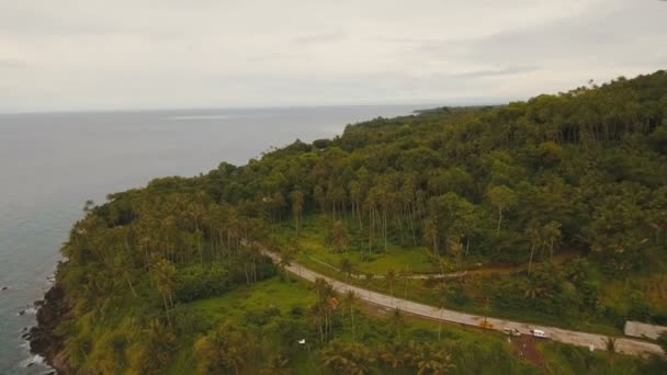 Vista aérea hermosa costa en la isla tropical. Isla de Camiguin Filipinas . — Vídeo de stock