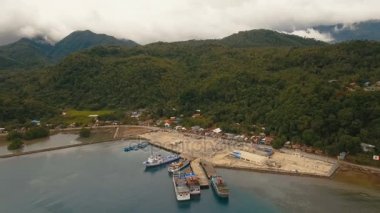 Deniz yolcu feribot liman havadan görünümü. Camiguin Island, Filipinler.
