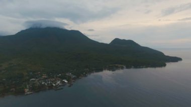 Hava tropikal adada güzel sahil şeridi görüntüleyin. Camiguin Adası Filipinler.