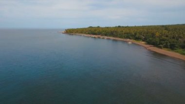 Havadan görünümü güzel plaj tropikal adada. Camiguin Adası Filipinler.