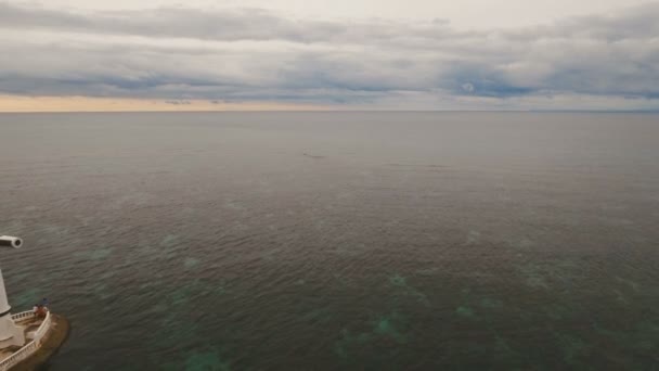 Katolskt kors i havet. — Stockvideo