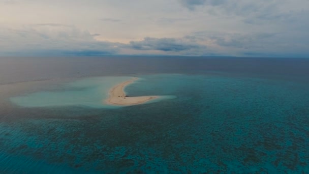 鸟瞰美丽海滩热带小岛上。甘米银岛菲律宾. — 图库视频影像