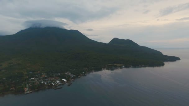 Vista aerea bellissima costa sull'isola tropicale. Isola di Camiguin Filippine . — Video Stock