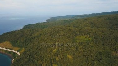 Hava tropikal adada güzel sahil şeridi görüntüleyin. Camiguin Adası Filipinler.