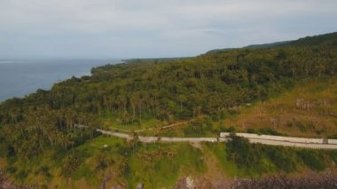 Hava tropikal adada güzel sahil şeridi görüntüleyin. Camiguin Adası Filipinler.