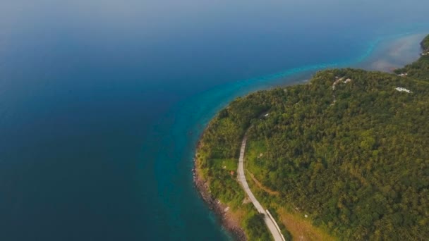 Vista aérea bela costa na ilha tropical. Ilha de Camiguin Filipinas . — Vídeo de Stock