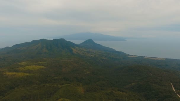 Antenne Bekijk prachtige kustlijn op het tropische eiland. Camiguin island, Filippijnen. — Stockvideo