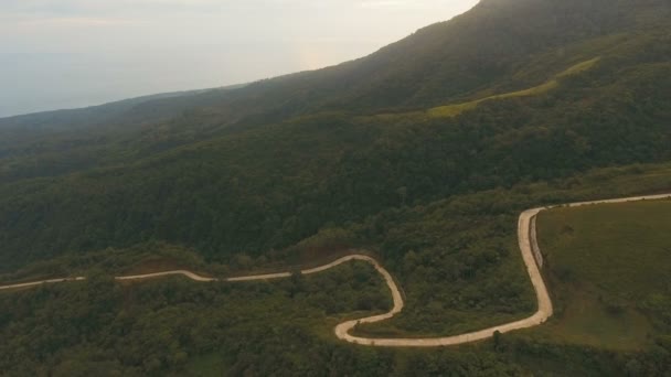 Flygfoto road i djungeln bergen. Camiguin island Filippinerna. — Stockvideo