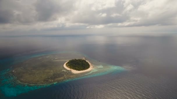 Havadan görünümü güzel plaj tropikal adada. Mantigue Adası Filipinler. — Stok video
