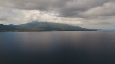 Hava tropikal adada güzel sahil şeridi görüntüleyin. Camiguin Adası Filipinler.
