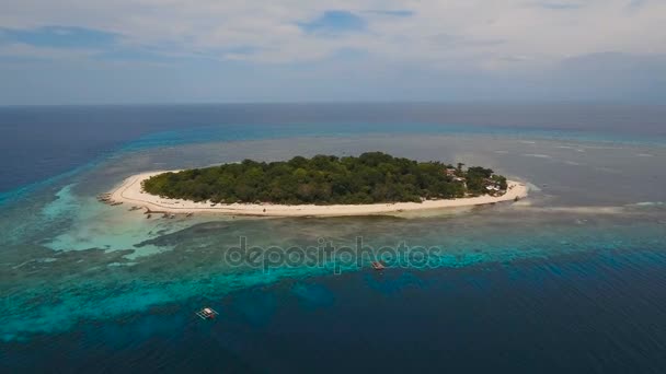Havadan görünümü güzel plaj tropikal adada. Mantigue Adası Filipinler. — Stok video