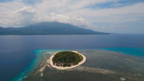 Пташиного польоту красивий пляж на тропічному острові. Mantigue острів Філіппіни. — стокове відео