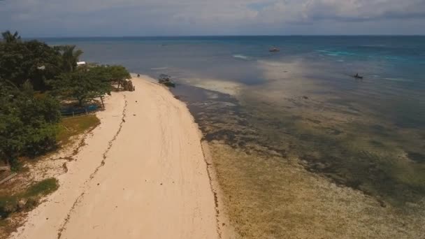 Havadan görünümü güzel plaj tropikal adada. Mantigue Adası Filipinler. — Stok video