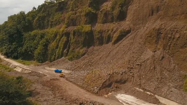 Erdrutsch auf der Straße in den Bergen.camiguin Insel Philippinen. — Stockvideo